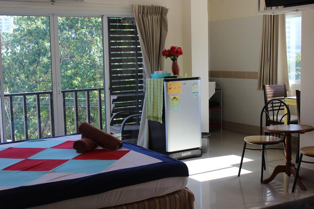 Dacha Beach Aparthotel Pattaya Exterior photo